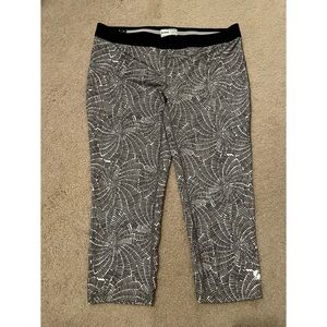 ❤️ SOFFE Knee Length Black and White Spiderweb Leggings